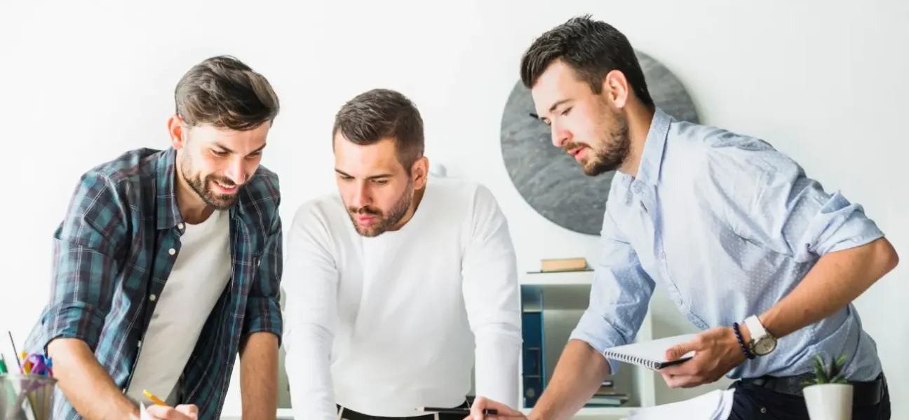 L'équipe Techbyte examinant une feuille de route de services informatiques
